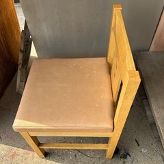 木製椅子の画像