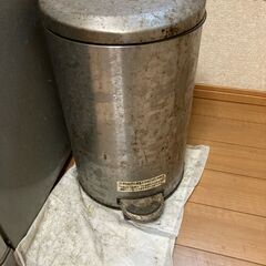 蓋付きのゴミ箱です。