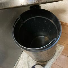 蓋付きのゴミ箱です。の画像