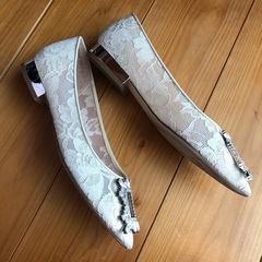 スタッカート　パンプス　白　23.5cmの画像
