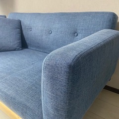 紺色ソファの画像