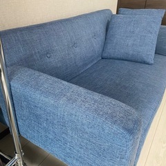紺色ソファの画像