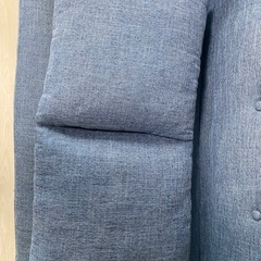 紺色ソファの画像