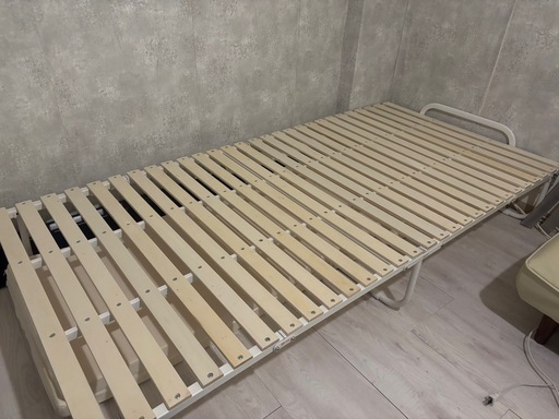 エムール 折りたたみベッド すのこベッド シングル 完成品 ベッドフレーム 折りたたみ 4つ折り 耐荷重約150㎏ 通気性 すのこ
