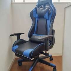 ゲーミングチェア。180度リクライニング、収納式フットレスト付き。