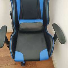 ゲーミングチェア。180度リクライニング、収納式フットレスト付き。の画像