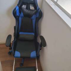 ゲーミングチェア。180度リクライニング、収納式フットレスト付き。の画像