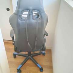 ゲーミングチェア。180度リクライニング、収納式フットレスト付き。の画像