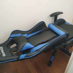 ゲーミングチェア。180度リクライニング、収納式フットレスト付き。の画像