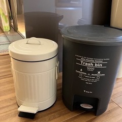 ペダルで開閉式　ゴミ箱　２つ