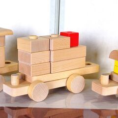 美品 河合楽器の木のおもちゃ  おまけの汽車付 小ピース3個欠品の画像