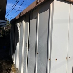 スチール製倉庫2つ