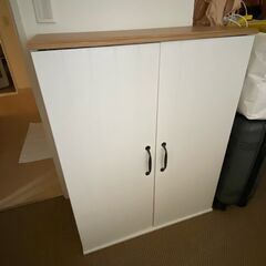 扉付きキャビネット