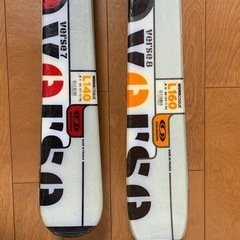 スキー板(ビンディング付)＋ストック  
２組の画像