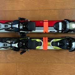 スキー板(ビンディング付)＋ストック  
２組の画像