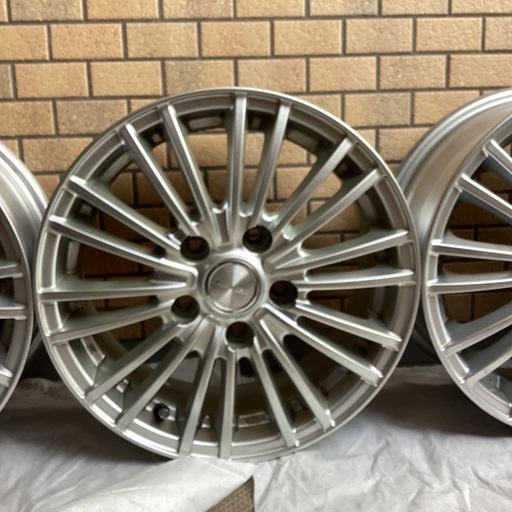 （決まりました）
アルミホイール15x6J 114.3 5穴　+43