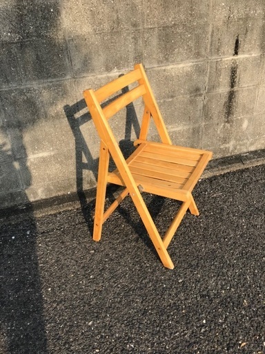 折りたたみ木の椅子