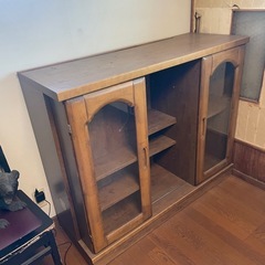 ガラス戸付きツェスト　棚の画像