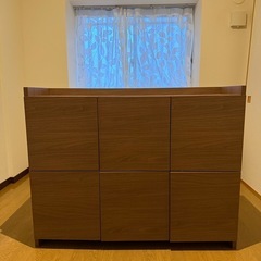 扉付きの棚