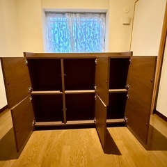 扉付きの棚の画像