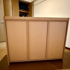 扉付きの棚の画像