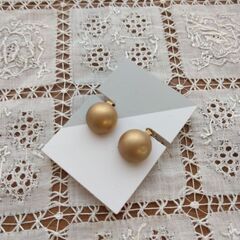 ツヤ消し金色のイヤリング