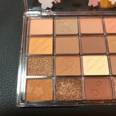 新品未使用　アイシャドウパレット　20色の画像
