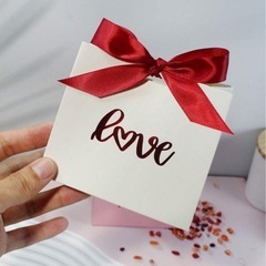 WHITE♡ギフトボックス♡loveデザイン＊レッドリボン1個の画像