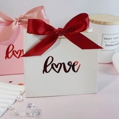 WHITE♡ギフトボックス♡loveデザイン＊レッドリボン1個の画像