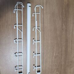 【ほぼ未使用】ニトリ　伸縮するクローゼット吊り下げハンガー(ホワイト)での画像