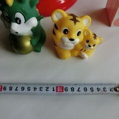 ●特大赤ポスト貯金箱（約高さ３０センチあります）陶器製、と動物貯金箱2点●計３点◎テイシュボックスは大きさ比較用です（未使用保管品ですが、●気になさる方はご遠慮ください）、★お手数をおかけしますプロフィール必読ですの画像