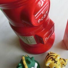●特大赤ポスト貯金箱（約高さ３０センチあります）陶器製、と動物貯金箱2点●計３点◎テイシュボックスは大きさ比較用です（未使用保管品ですが、●気になさる方はご遠慮ください）、★お手数をおかけしますプロフィール必読ですの画像