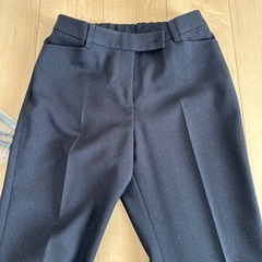 新品、未使用！レディース紺色パンツ の画像