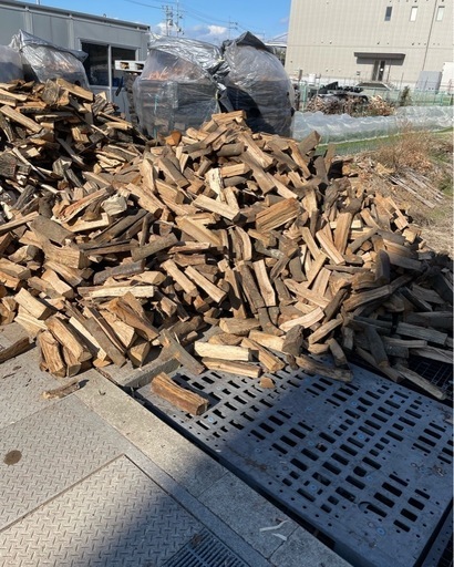 残り2台分、2年乾燥薪　カシ、クヌギ、ナラ40センチ 　軽トラ1台分　京都府綴喜郡からの出品です奈良大阪滋賀