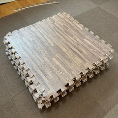 ベビーサークルとジョイントマットの画像