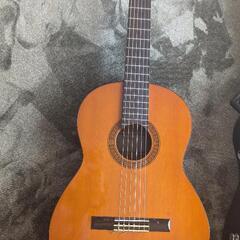 クラシックギターとケースの画像