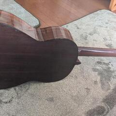 クラシックギターとケースの画像