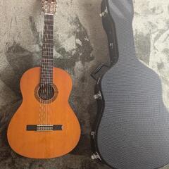 クラシックギターとケースの画像