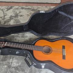 クラシックギターとケースの画像