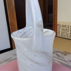 すりガラス 持ち手付 花瓶の画像