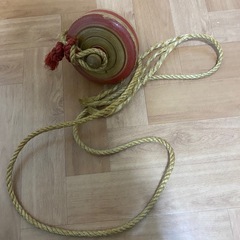 木製 赤と緑のストライプ こまの画像