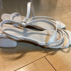 ヒール付きサンダルの画像