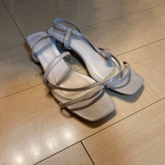 ヒール付きサンダル