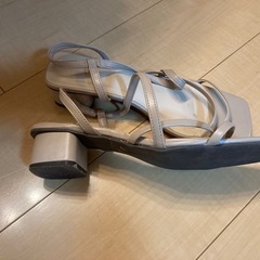 ヒール付きサンダルの画像