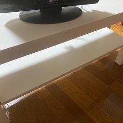 掃除機、テーブル、テレビ、テレビ台の画像