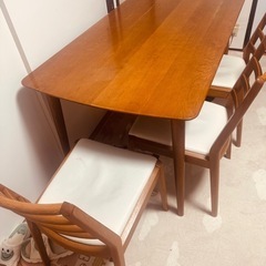 4人テーブル(テーブルは足が取り外せます)の画像