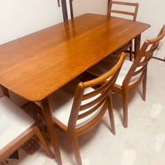 4人テーブル(テーブルは足が取り外せます)の画像