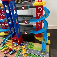 お値下げしました☆スピードシティ　4階建てパーキング　ミニカー・ヘリコプター付き　小物・道路板付き　初期付属以外のミニカーも2台オマケ可❗️の画像