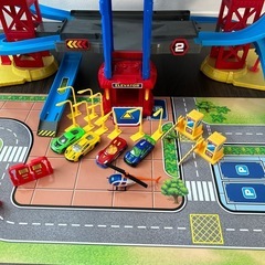 お値下げしました☆スピードシティ　4階建てパーキング　ミニカー・ヘリコプター付き　小物・道路板付き　初期付属以外のミニカーも2台オマケ可❗️の画像
