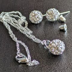 ミラーボール/ネックレスとピアスのセット（新品）の画像